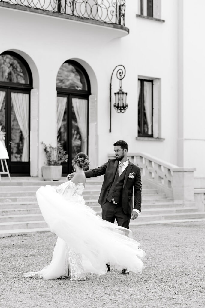 Mariage romantique en plein air.