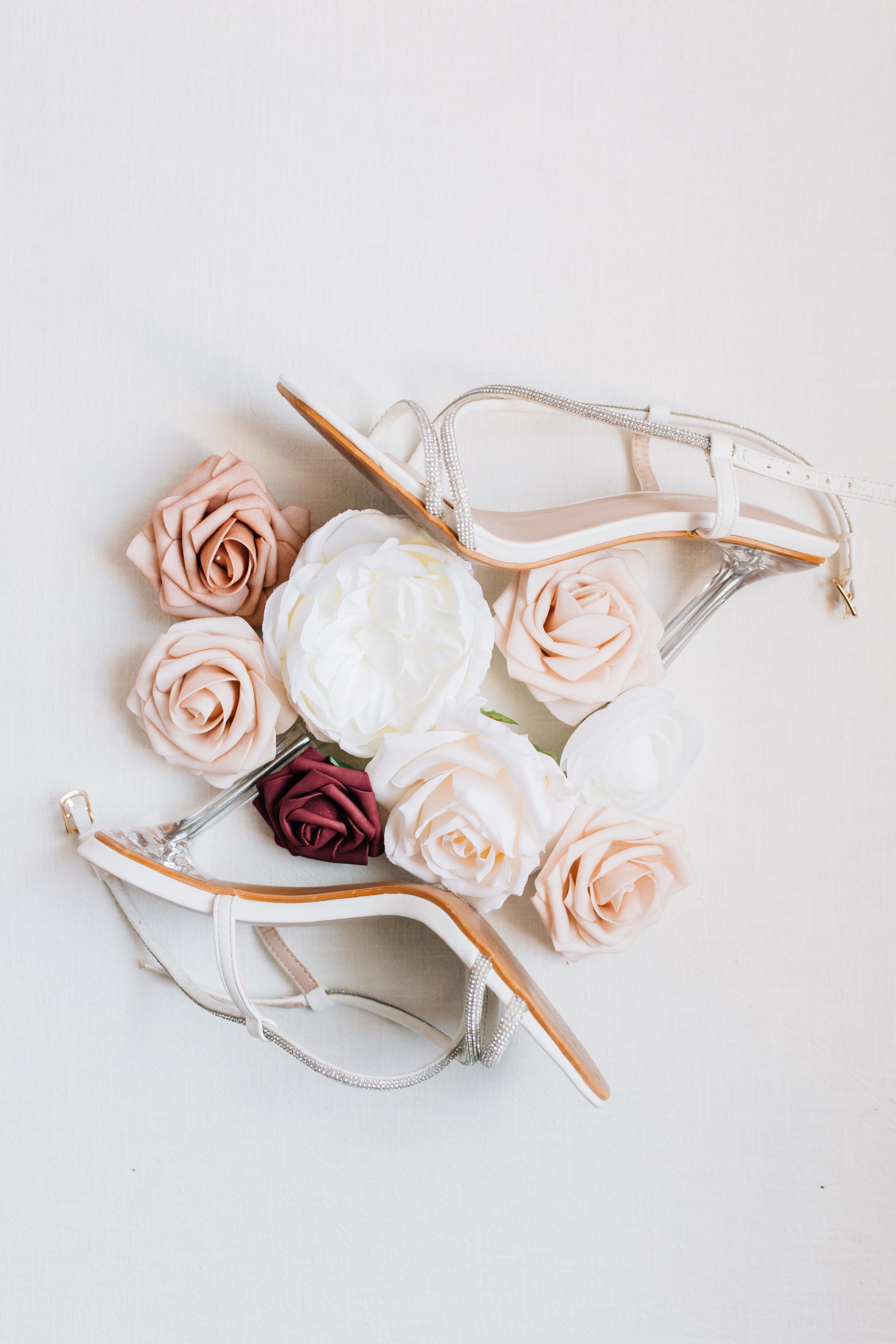 Chaussures et fleurs élégantes ensemble.