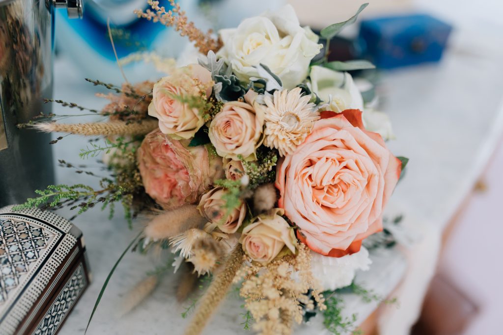 Bouquet de fleurs délicates et colorées.