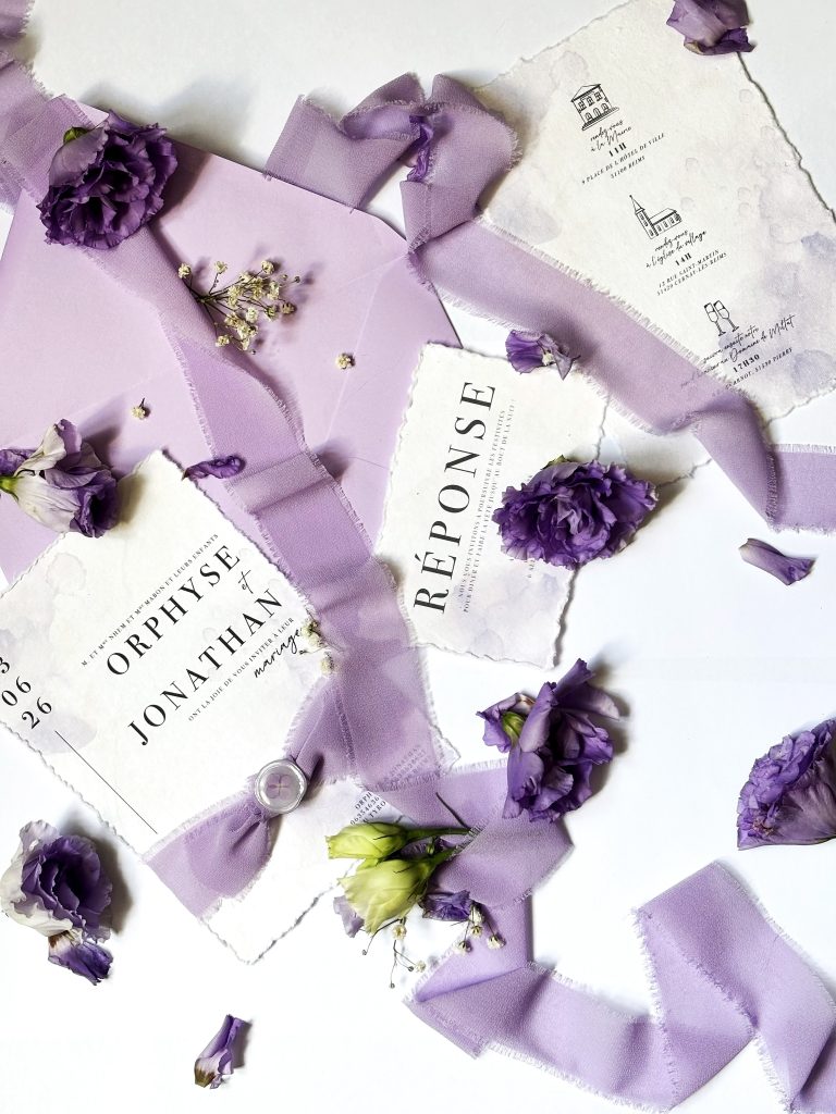Invitations élégantes avec fleurs violettes.