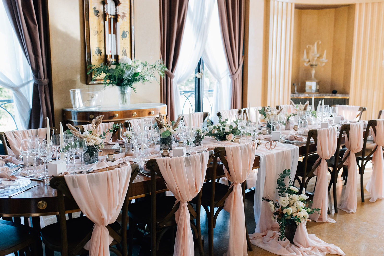 Salle à manger élégante et décorée.