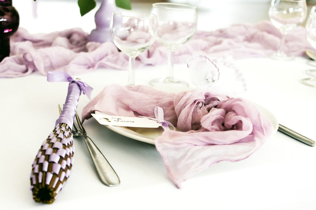 Table élégante avec décoration violette.